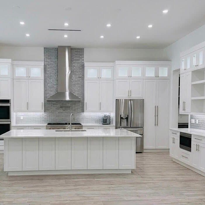 White Shaker open kitchen with island